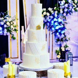 Modern elegant wedding cake in white and gold theme